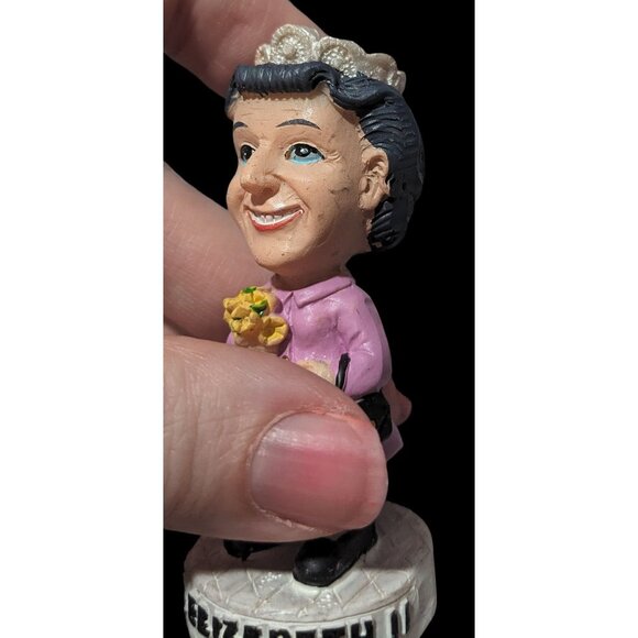 Queen Elizabeth II Mini Figure - Picture 5 of 16